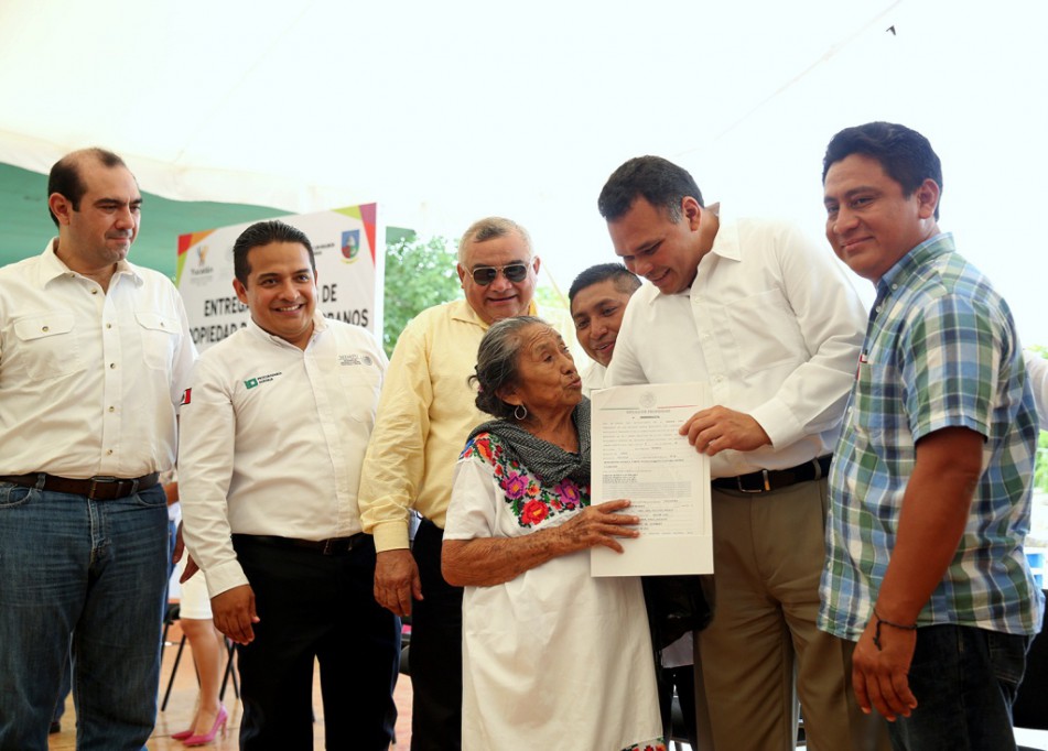 Entregan títulos de propiedad a familias de Umán Entregan títulos de propiedad a familias de Umán