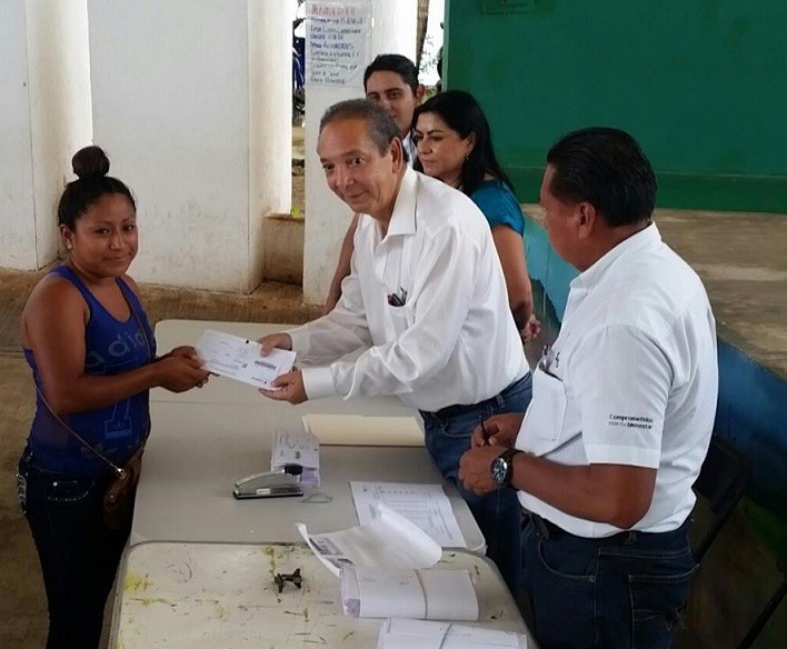 Pagan a becarios Tizimileños Pagan a becarios Tizimileños