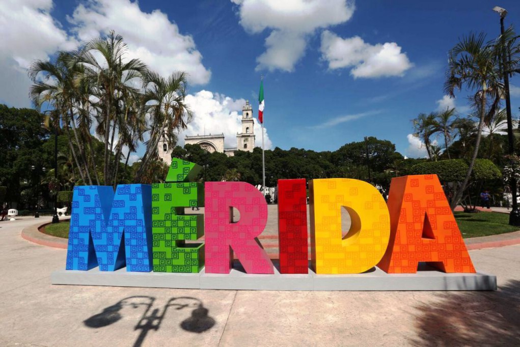 Meridanos y visitantes disfrutan las letras de la ciudad Meridanos y visitantes disfrutan las letras de la ciudad