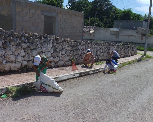 Funcionarios municipales de Sucilá limpian calles Funcionarios municipales de Sucilá limpian calles