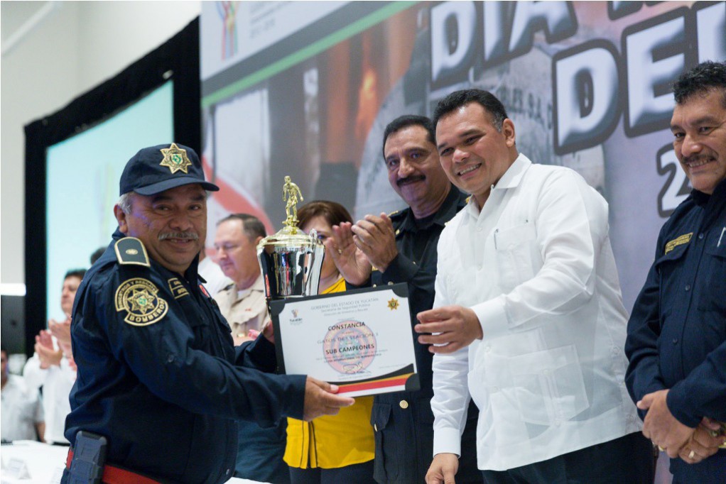 Reconocen la trayectoria de bomberos yucatecos Reconocen la trayectoria de bomberos yucatecos