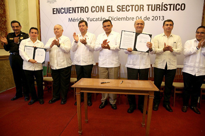 El gobernador del Estado atestigua firma de convenios en materia de turismo. El gobernador del Estado atestigua firma de convenios en materia de turismo.