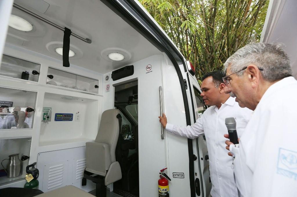 Recibe Issste nuevas ambulancias Recibe Issste nuevas ambulancias