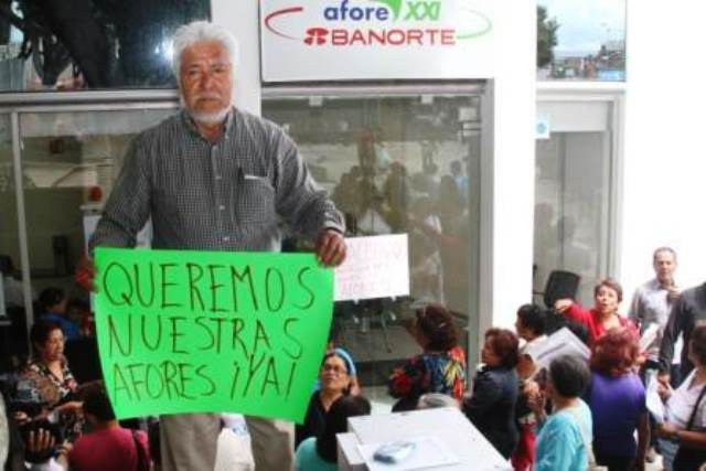 Se manifiestan jubilados del IMSS Se manifiestan jubilados del IMSS
