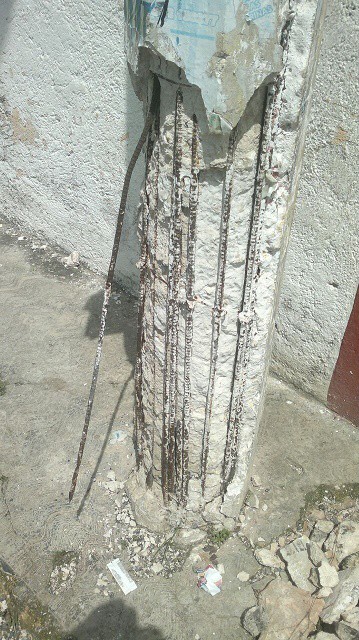 A punto de caerse un poste de concreto, en Dzitnup A punto de caerse un poste de concreto, en Dzitnup