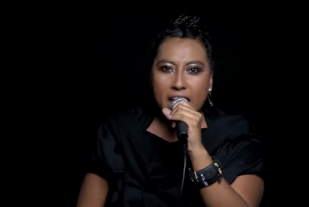Advertencia Lirika, la voz de la mujer Advertencia Lirika, la voz de la mujer