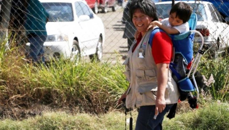 Busca notas con su hijo a cuestas Busca notas con su hijo a cuestas