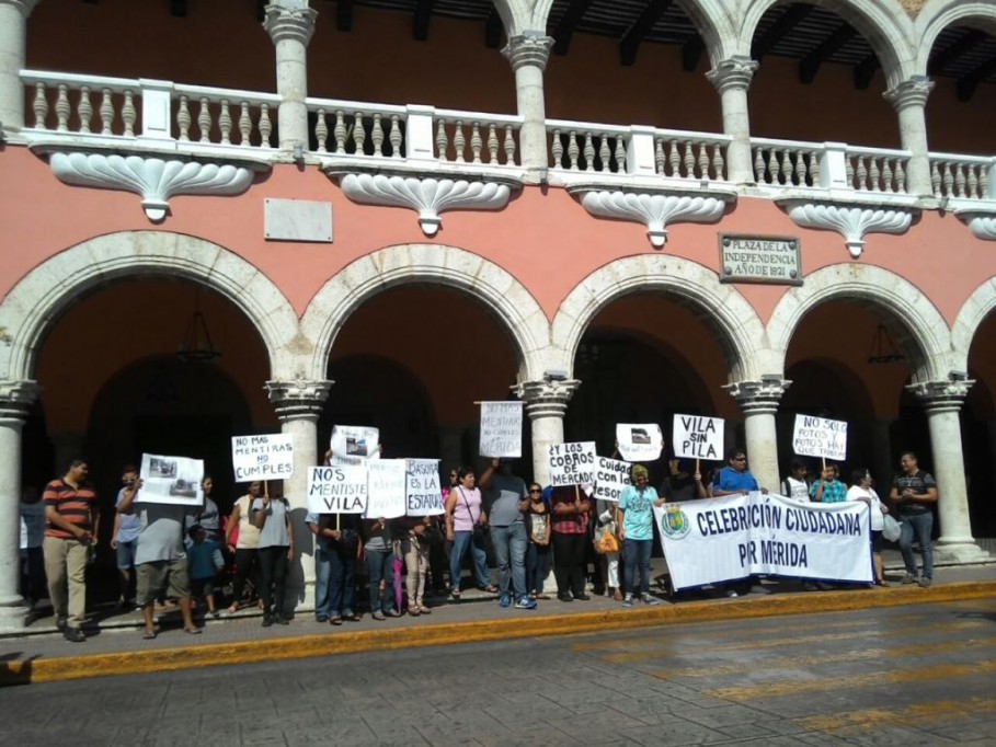 Protesta en el Ayuntamiento de Mérida Protesta en el Ayuntamiento de Mérida