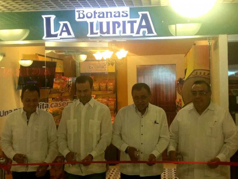 Abre La Lupita su "tiendita" en el Aeropuerto