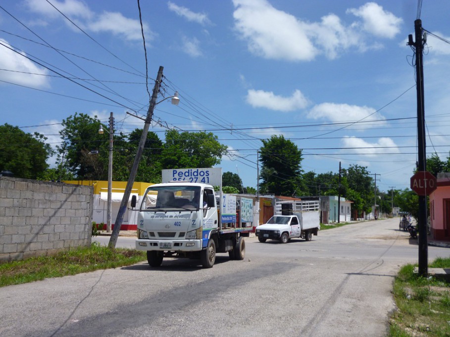 TIZIMIN: Preocupados por un poste a punto de caer.\r\n TIZIMIN: Preocupados por un poste a punto de caer.\r\n