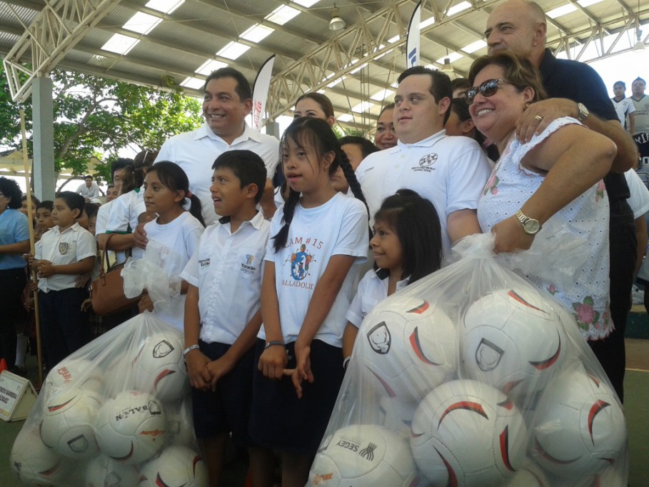 Distribuyen 500 balones en escuelas de Valladolid Distribuyen 500 balones en escuelas de Valladolid