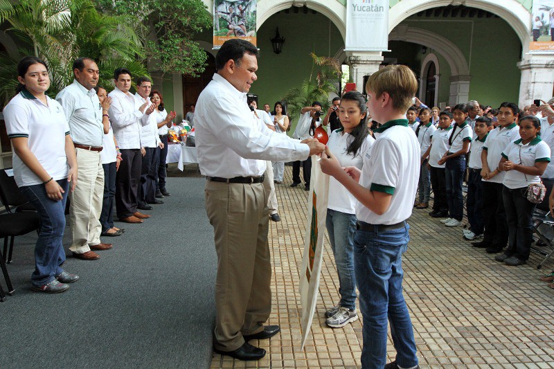 Gobernador abandera a la delegación ganadora de la Olimpiada Infantil del Conocimiento, en el estado. Gobernador abandera a la delegación ganadora de la Olimpiada Infantil del Conocimiento, en el estado.