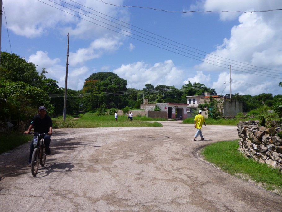 TIZIMIN: Solicitan señalamientos viales y caseta de vigilancia en la Colonia “Santo Domingo”.\r\n TIZIMIN: Solicitan señalamientos viales y caseta de vigilancia en la Colonia “Santo Domingo”.\r\n