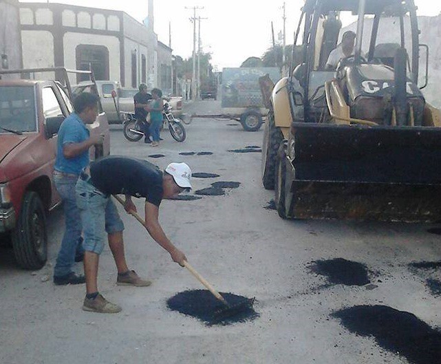 Reparan calles dañadas de Sucilá Reparan calles dañadas de Sucilá