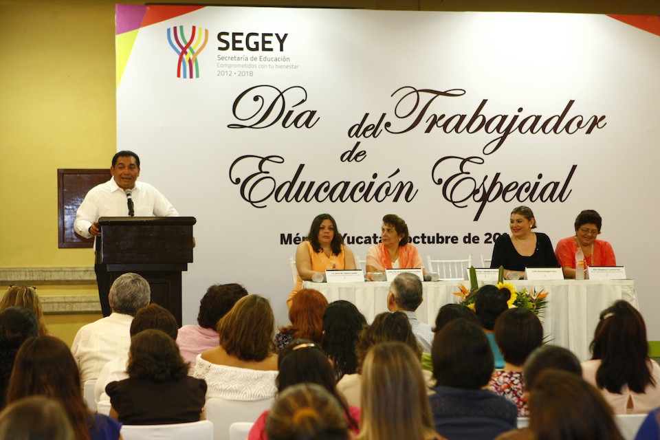 Reconocen a trabajadores de Educación Especial Reconocen a trabajadores de Educación Especial