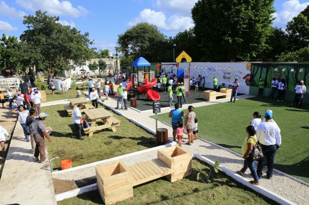 Convierten terreno baldío en parque Convierten terreno baldío en parque