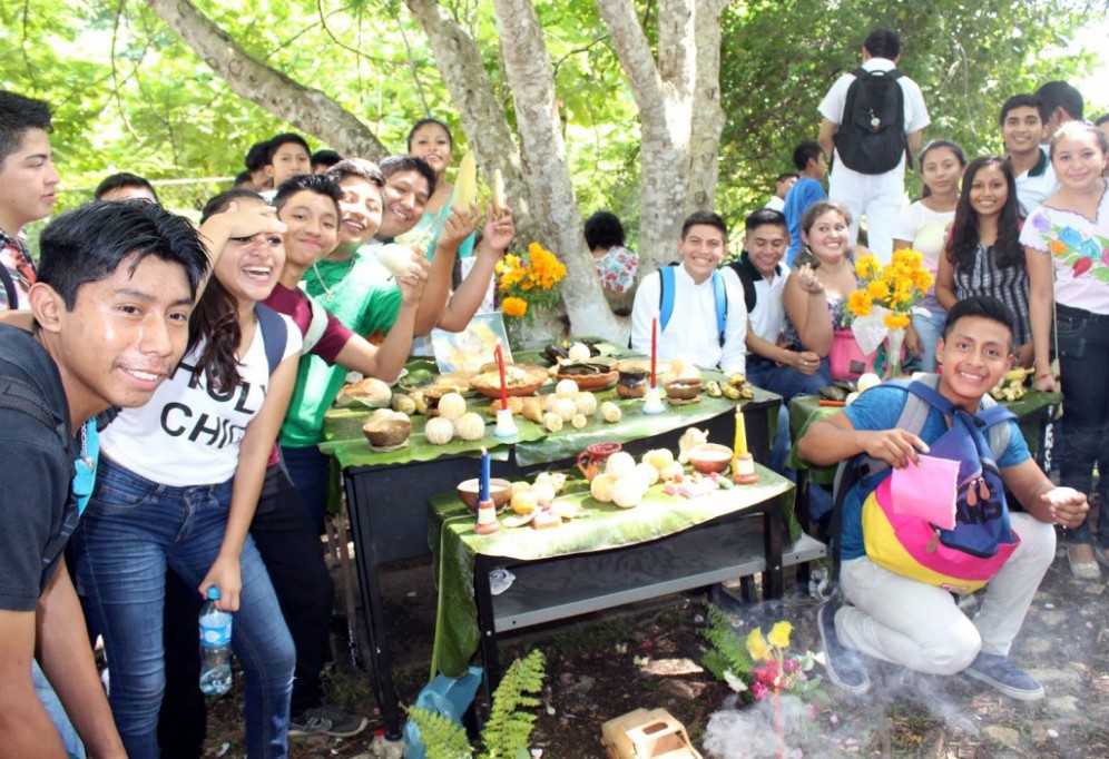De la tradición al folklor: los finados en Yucatán De la tradición al folklor: los finados en Yucatán