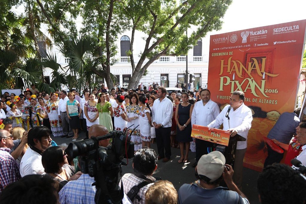 Exhibieron 100 altares de muerto en la Plaza Grande Exhibieron 100 altares de muerto en la Plaza Grande