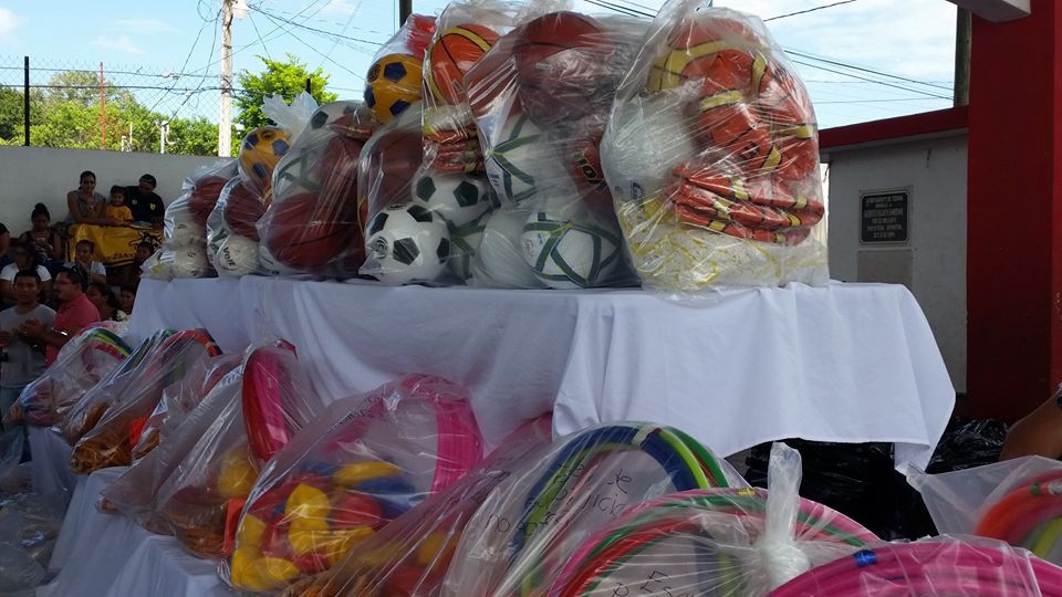 Más de 50 escuelas de Tizimín reciben material deportivo Más de 50 escuelas de Tizimín reciben material deportivo