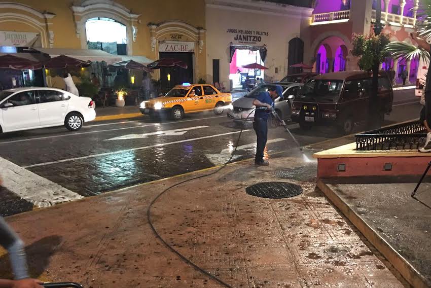 Limpian aceras y pintan guarniciones del Centro Histórico Limpian aceras y pintan guarniciones del Centro Histórico
