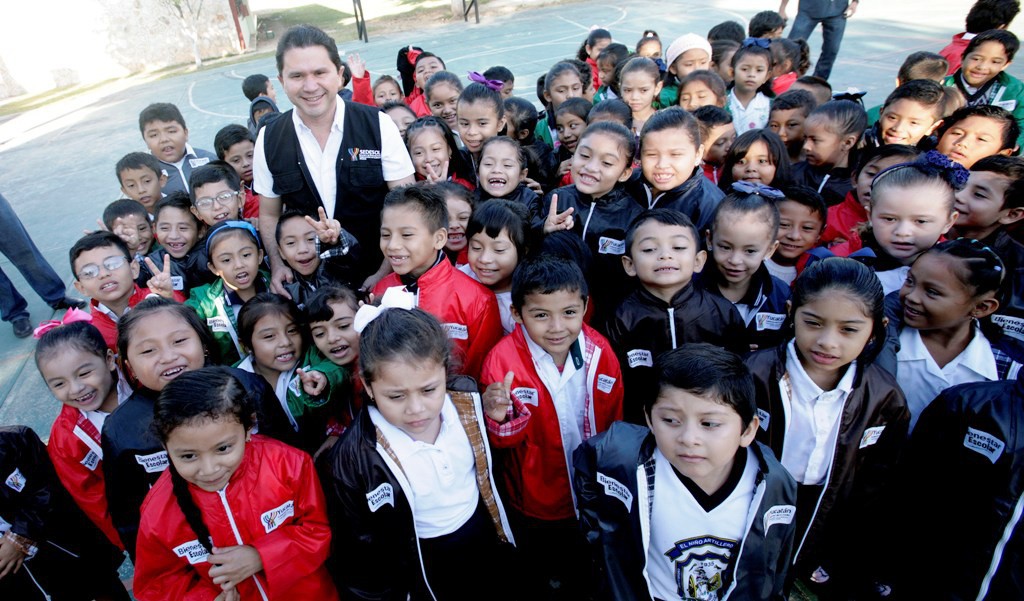 Listas las chamarras de Bienestar Escolar
