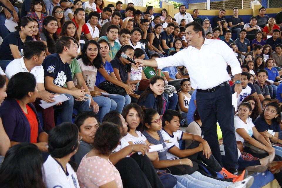 Entregan becas de manutención y transporte Entregan becas de manutención y transporte