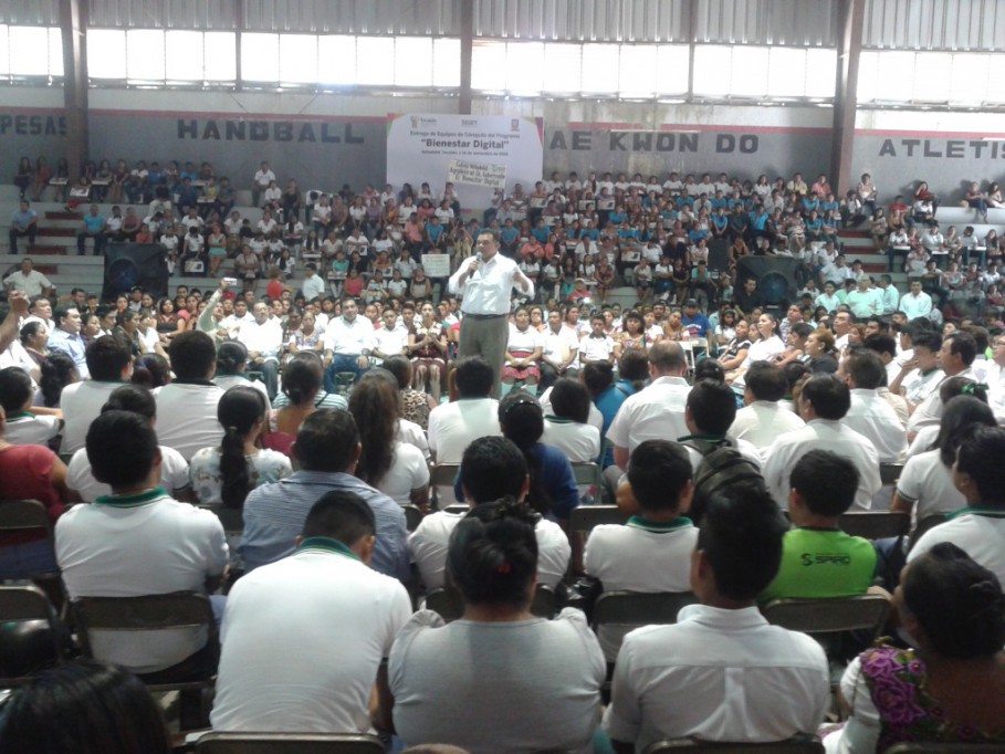 557 jóvenes vallisoletanos reciben computadoras 557 jóvenes vallisoletanos reciben computadoras