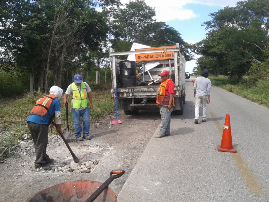 Reparan tramo carretero Tizimín-Rio Lagartos Reparan tramo carretero Tizimín-Rio Lagartos