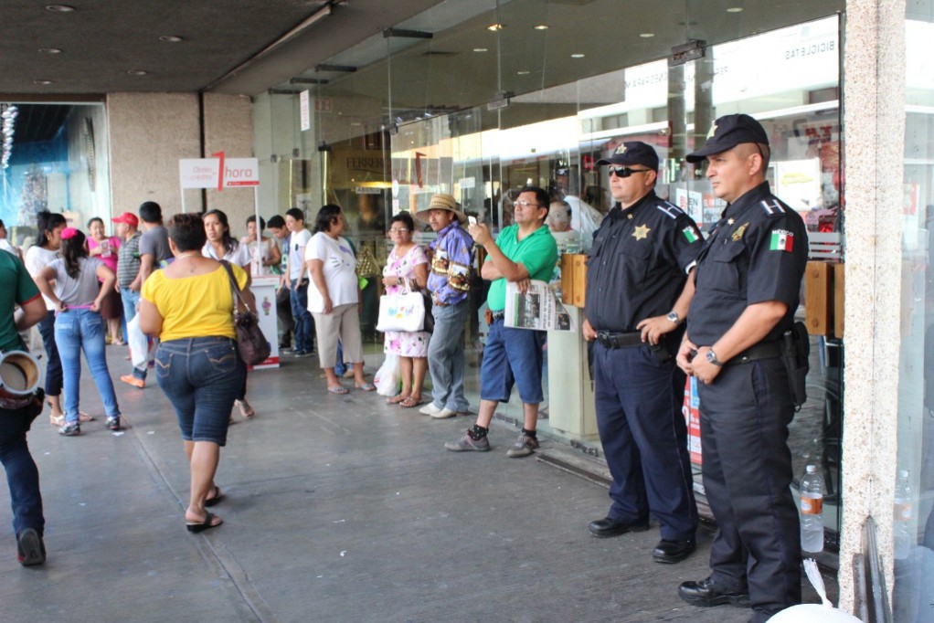 Más de cinco mil agentes vigilan comercios Más de cinco mil agentes vigilan comercios