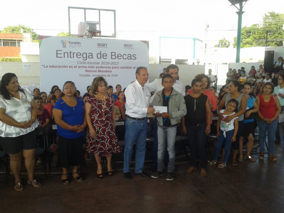 Más de 1000 alumnos reciben becas en Tizimín
