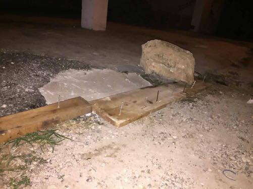 Vallisoletano obstruye vía pública con clavos Vallisoletano obstruye vía pública con clavos