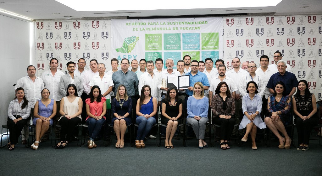 Empresas y Gobierno unidos por el medio ambiente Empresas y Gobierno unidos por el medio ambiente