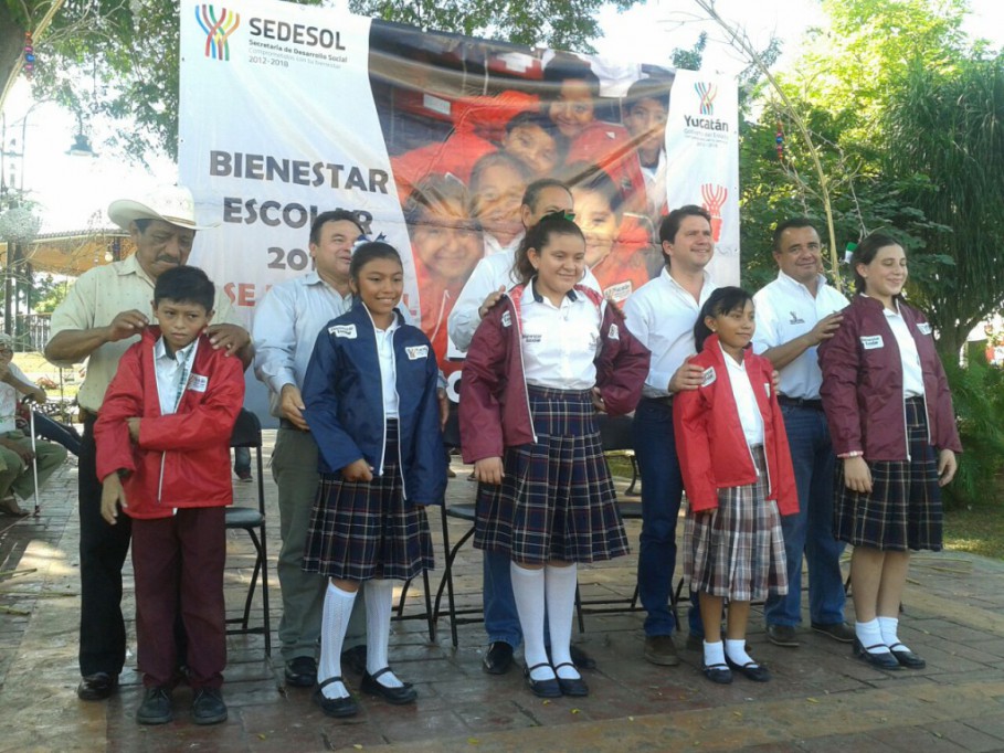 Se distribuyen 8,745 chamarras en Tizimín Se distribuyen 8,745 chamarras en Tizimín