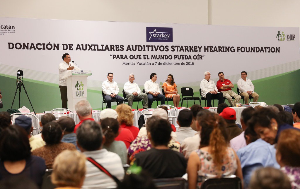 Donan aparatos auditivos a yucatecos