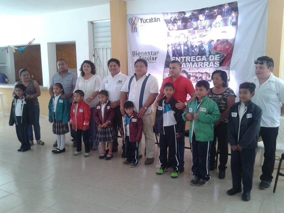 391 niños de Sucilá reciben chamarras 391 niños de Sucilá reciben chamarras