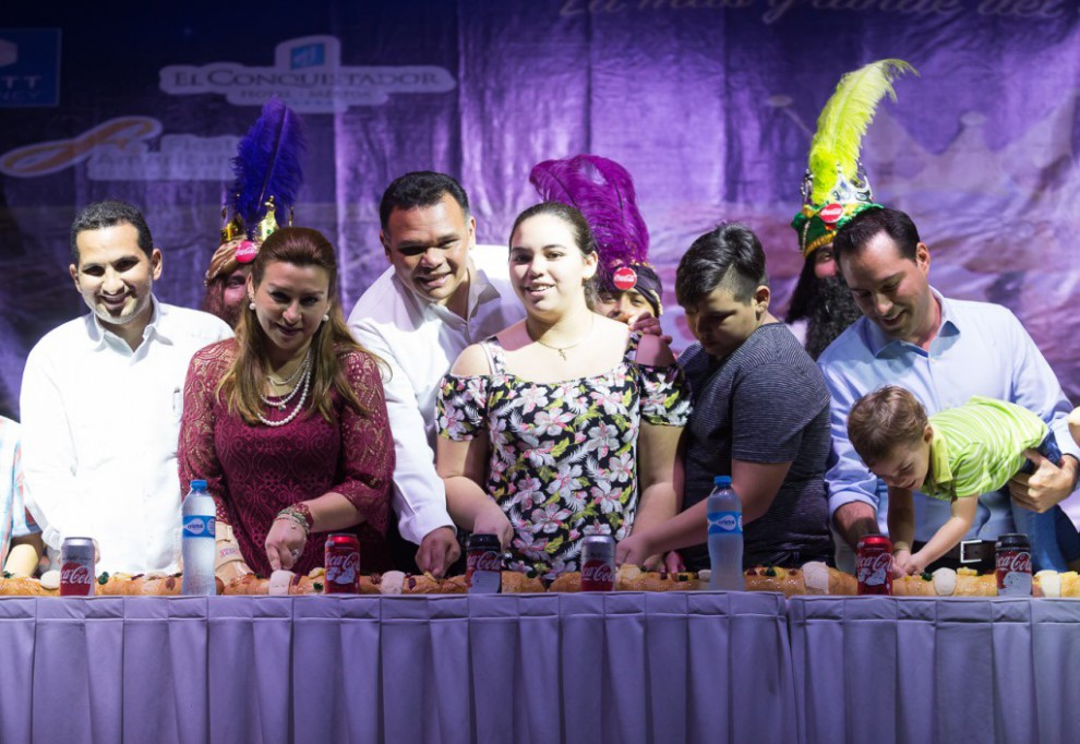familias yucatecas comparten mega Rosca de Reyes familias yucatecas comparten mega Rosca de Reyes