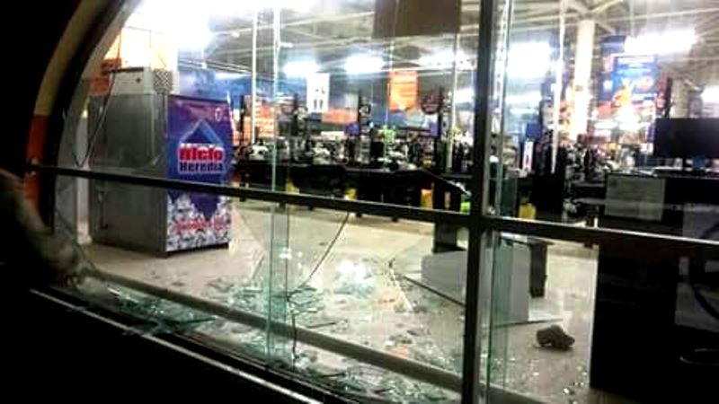 Detienen a seis por robo en Chedraui Itzáes Detienen a seis por robo en Chedraui Itzáes