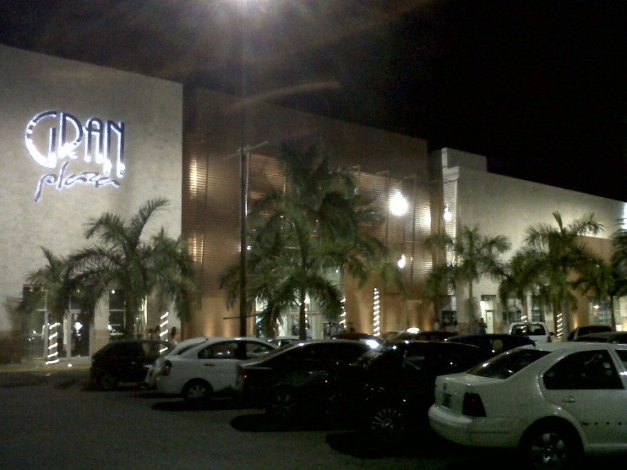Aparece carro presuntamente robado en la Gran Plaza Aparece carro presuntamente robado en la Gran Plaza
