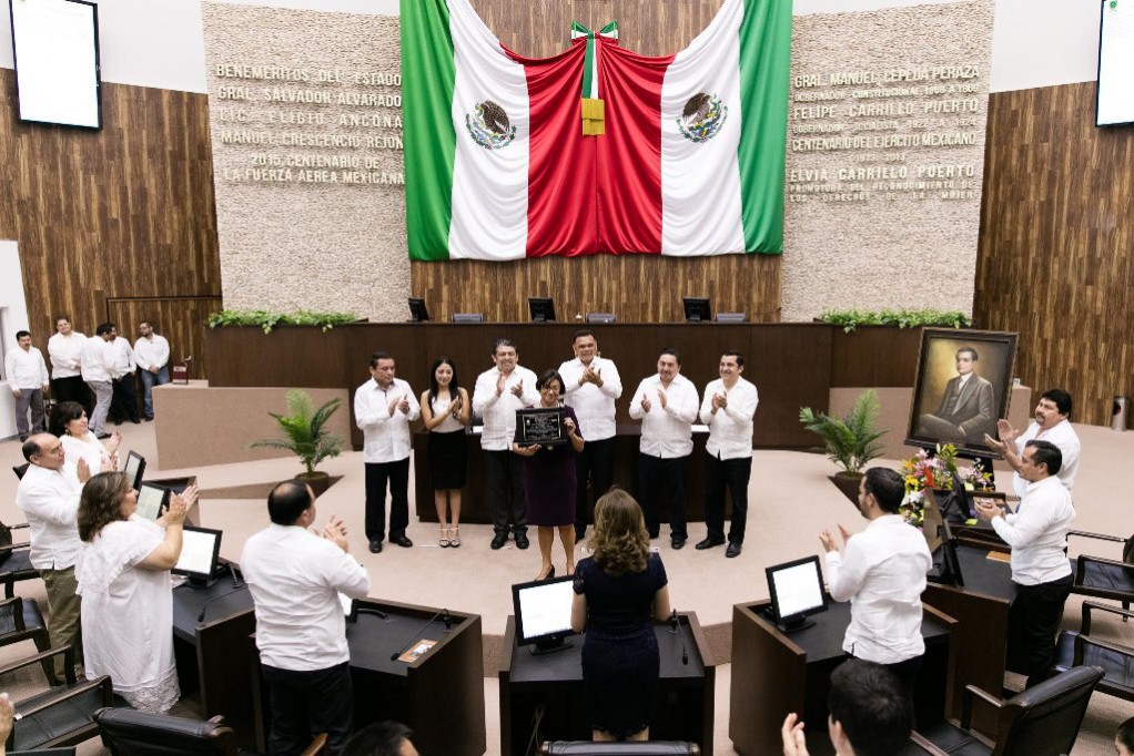 Julia Fraga recibe la medalla "Héctor Victoria Aguilar" Julia Fraga recibe la medalla "Héctor Victoria Aguilar"