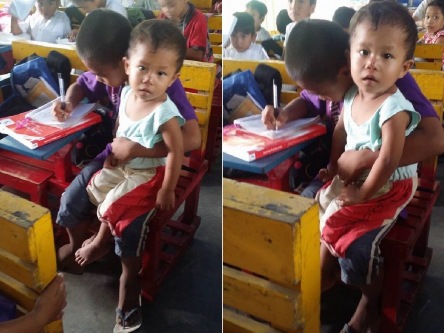 Mientras estudia cuida a su hermanito Mientras estudia cuida a su hermanito