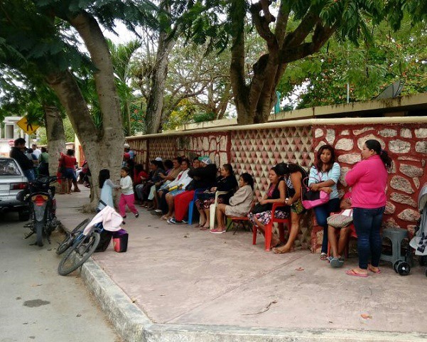 Previas filas en Tizimín por inscripciones Previas filas en Tizimín por inscripciones
