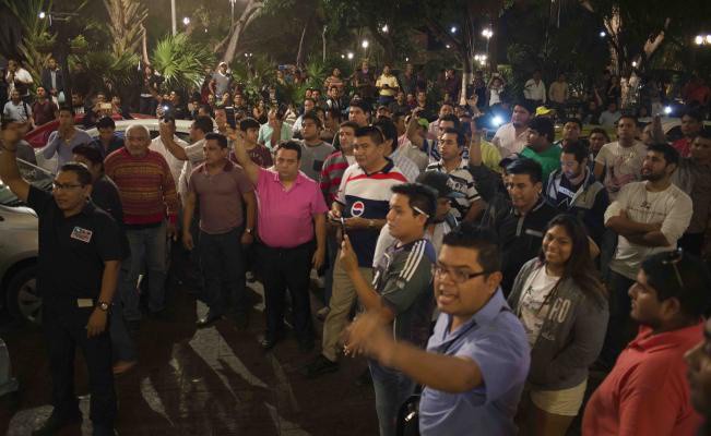 Protestan chóferes de UBER en Palacio de Gobierno Protestan chóferes de UBER en Palacio de Gobierno