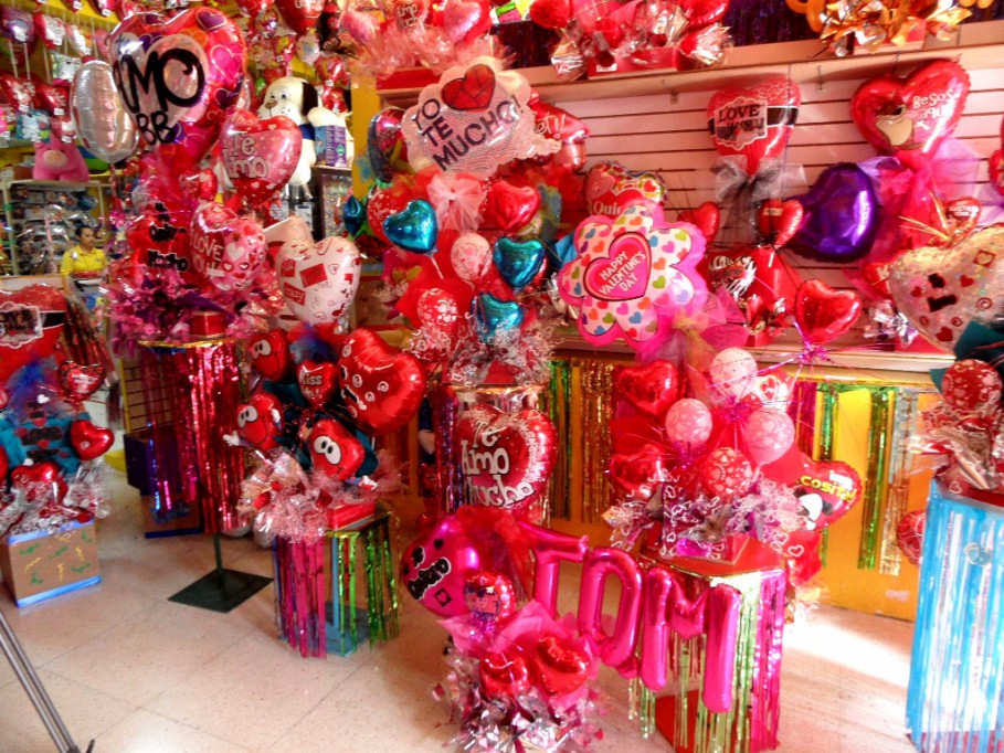 Comercios se preparan para el 14 de febrero Comercios se preparan para el 14 de febrero