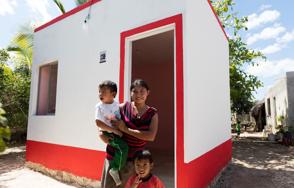 Habitantes de Sucilá reciben cuartos rosas Habitantes de Sucilá reciben cuartos rosas