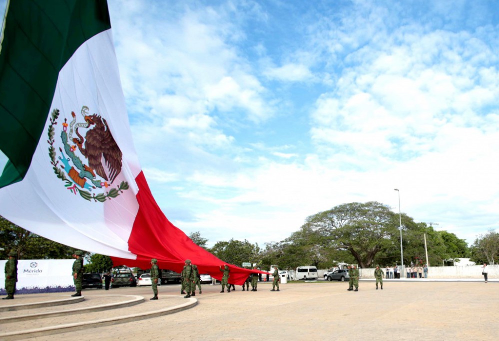 Vuelve a ondear la Bandera monumental en Mérida Vuelve a ondear la Bandera monumental en Mérida