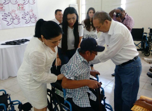 Entregan aparatos funcionales en el DIF Tizimín Entregan aparatos funcionales en el DIF Tizimín