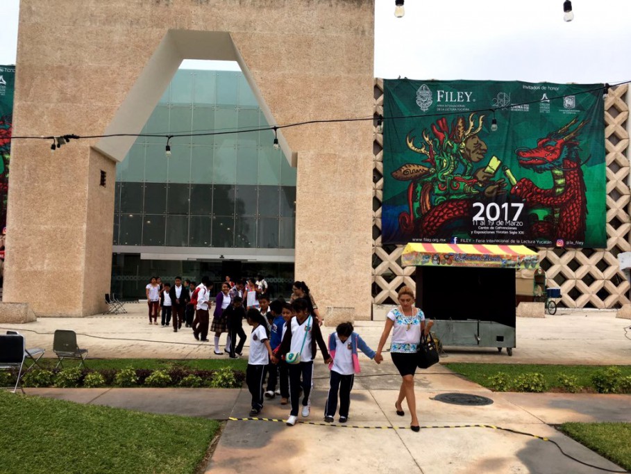 Becarios de las Casas del Niño Indígena asisten a la FILEY Becarios de las Casas del Niño Indígena asisten a la FILEY