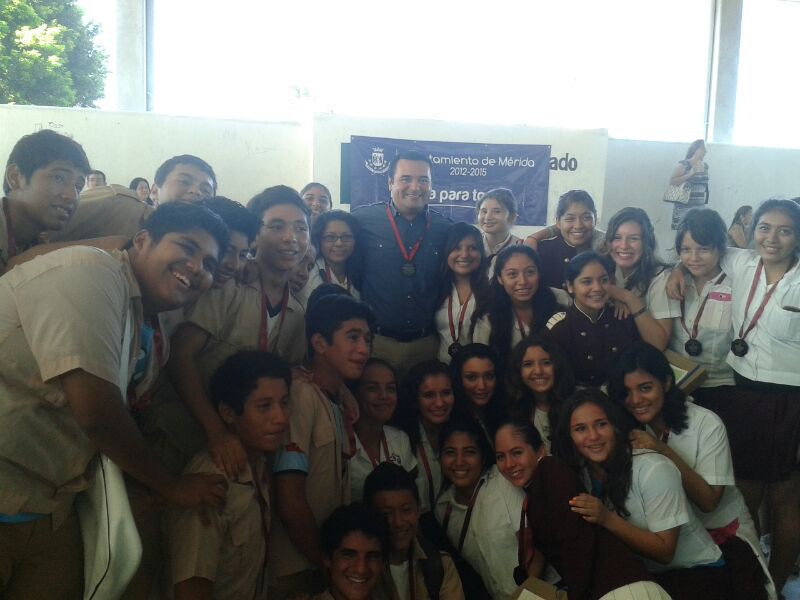 Renán barrera apadrina a estudiantes de la secundaria 5