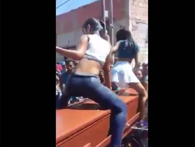 Despiden a un joven "perreando" Despiden a un joven "perreando"