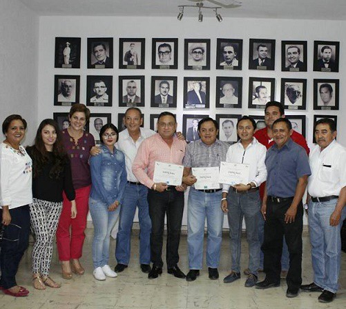 Reciben reconocimientos personal de tesorería de Tizimín Reciben reconocimientos personal de tesorería de Tizimín